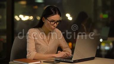 沮丧的女人在笔记本电脑上工作，对错误感到紧张，工作压力很大
